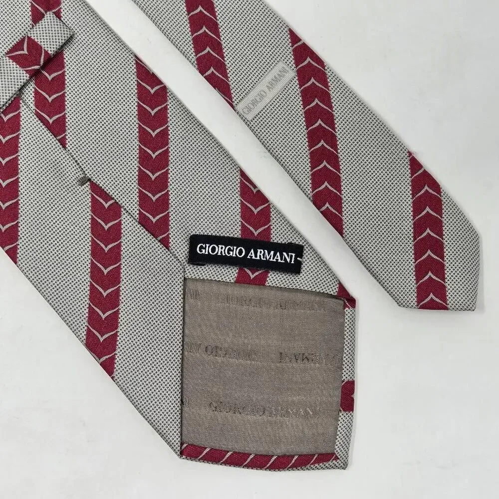 GIORGIO ARMANI SILK TIE GRAY RED TEXTURED CHEVRON STRIPE ITALY 3.75
